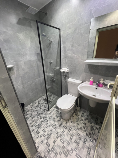 Bathroom 2, paris east hostel, 'Abdin