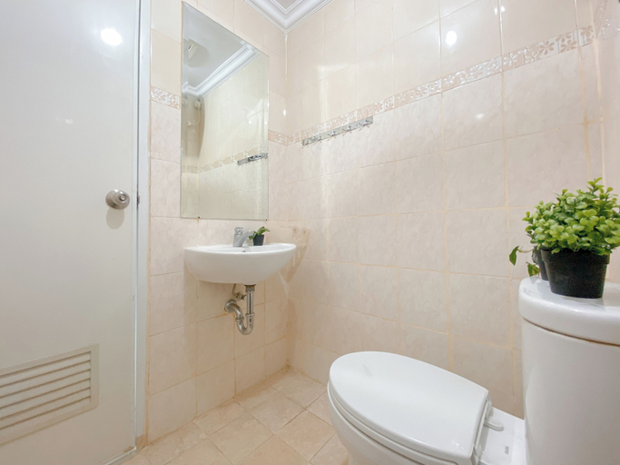 Bathroom, Warm And Good Studio Room At Park View Condominium Apartment, Depok