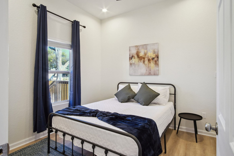 Room 4, Blissful 5BR 3BA Haven Near Riverwalk Downtown, Bexar