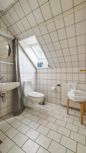 Bathroom, Hotel Aahøj, Frederikshavn