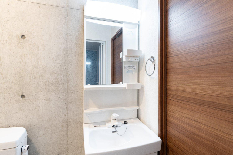 Bathroom 3, Ferio minamikamata, Ōta