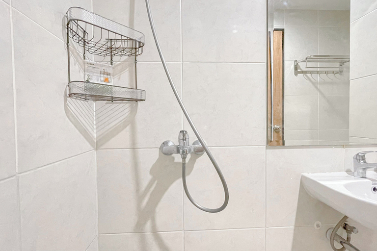 Bathroom 5, Cozy Studio Room At Delft Ciputra Makassar Apartment, Makassar