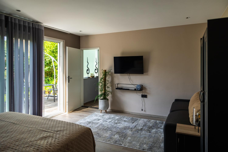 Others 4, B&B om de hoek, Sluis