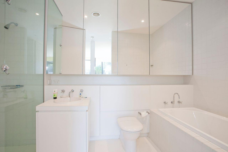 Bathroom 3, Debonair 1, Surf Coast - West