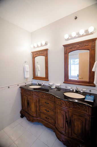 Bathroom 4, La Tourelle Inn & Spa, Tompkins