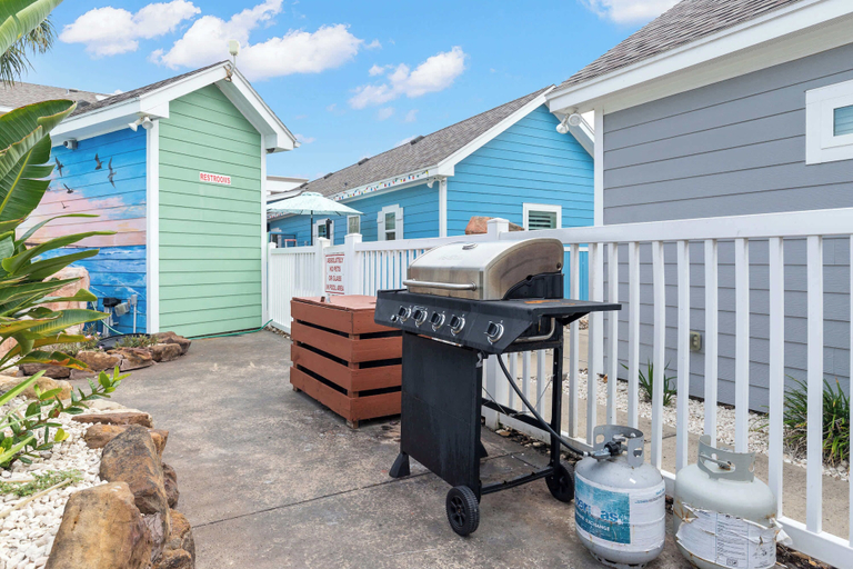 Exterior & Views 2, Mango Bungalow Sleeps 8 2 Community Pools, Nueces