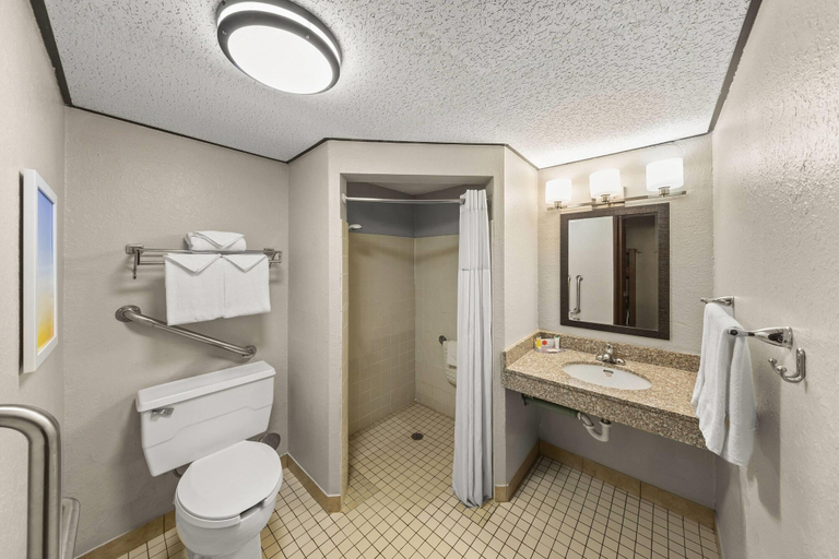 Bathroom 5, Days Inn by Wyndham Winona, Winona