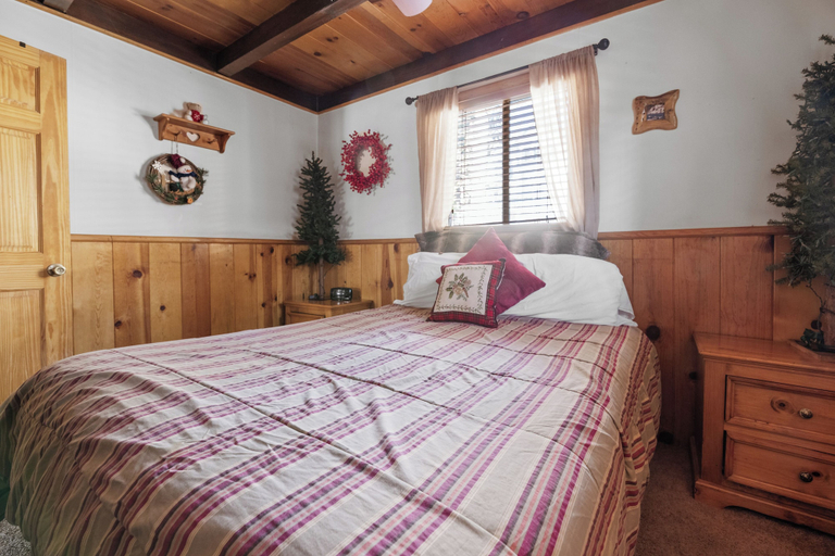 Bedroom 1, Little Bear Hug, San Bernardino