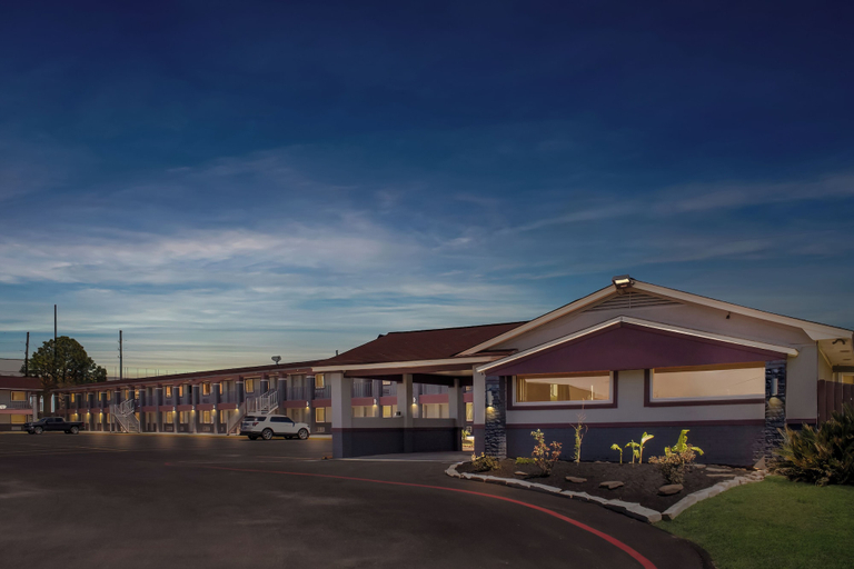 Exterior & Views 2, Econo Lodge Inn & Suites Sealy, Austin