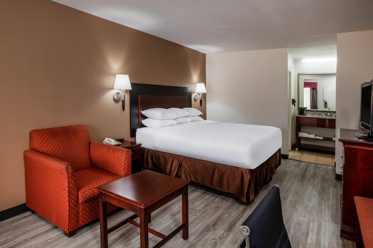 Bedroom 3, Days Inn & Suites by Wyndham Tyler, Smith