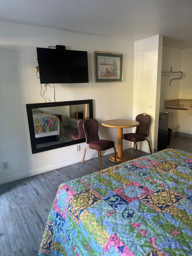 Bedroom 5, All 8 Motel, Los Angeles