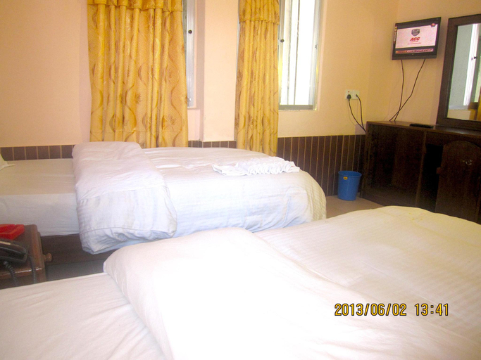 Others 4, Hotel Half Moon, Gandaki