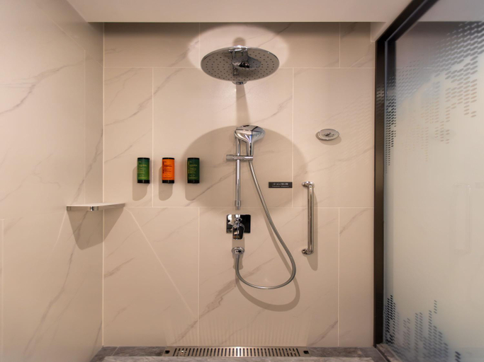 Bathroom 4, Hampton by Hilton Dongguan Liaobu Songshan Lake Avenue, Dongguan