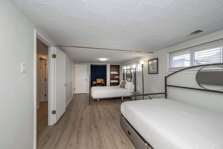 Bedroom 2, Near Cincy 2 Apts 5BR Sleeps 10, Kenton