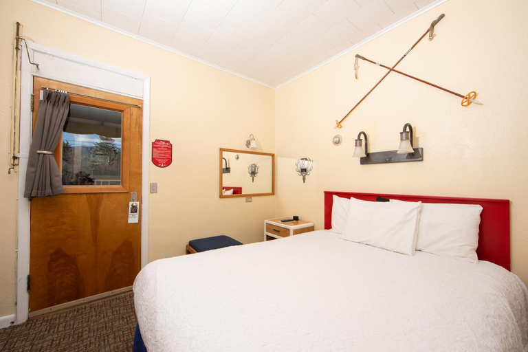 Others 4, Yodeler Motel, Carbon