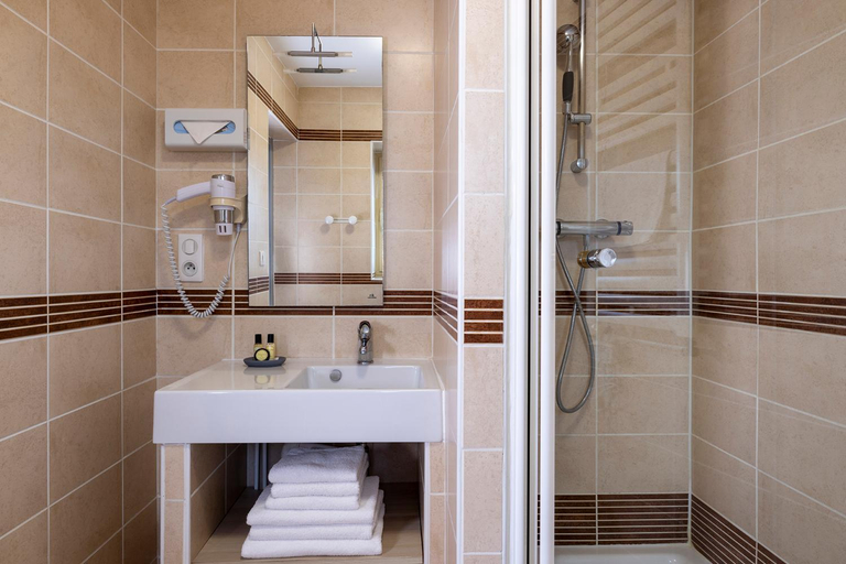 Bathroom 3, Hôtel de Lion sur Mer, Calvados