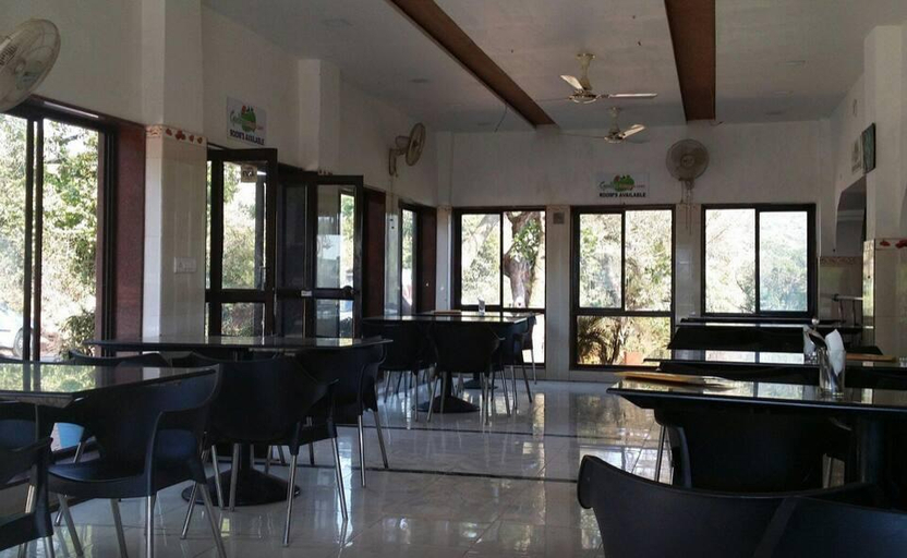 Food & Drinks, Garden Cottage And Lawn, Satara