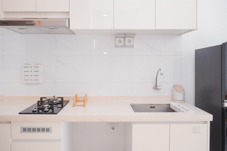Private kitchen 4, Comfy And Minimalist 2Br Apartment Sky House Bsd, South Tangerang