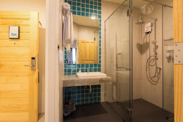 Bathroom 4, Lazy Sunday Hostel, Pathum Wan