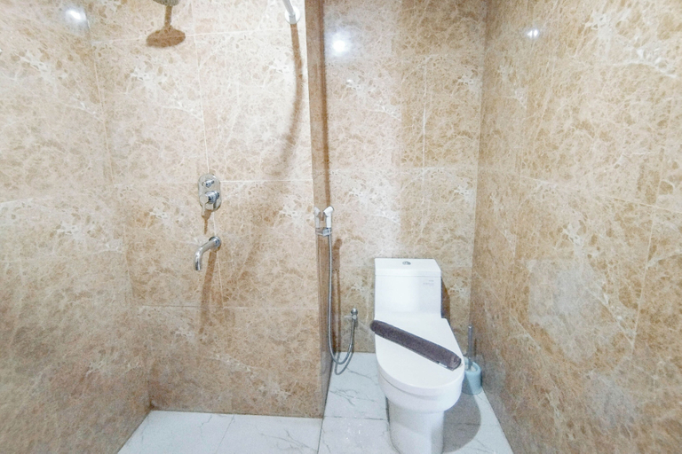 Bathroom 2, Comfy And Classic Studio At Grand Sungkono Lagoon Apartment, Surabaya