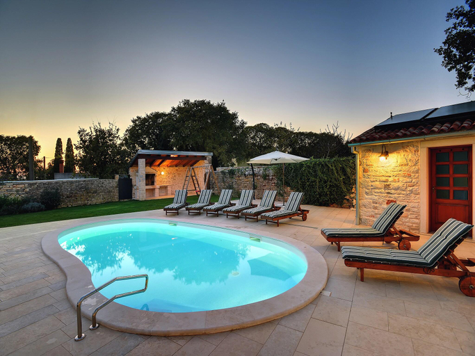 Others 4, Holiday Home in Golas with Private Pool, Bale