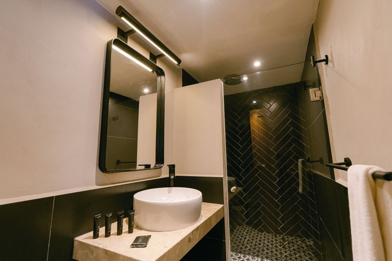 Bathroom 4, Crisol - Frente a la Parroquia de San Miguel Arcángel, Allende