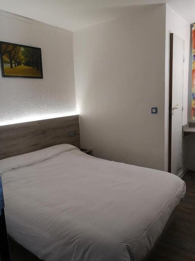 Bedroom 2, Alpha Hotel, Yvelines