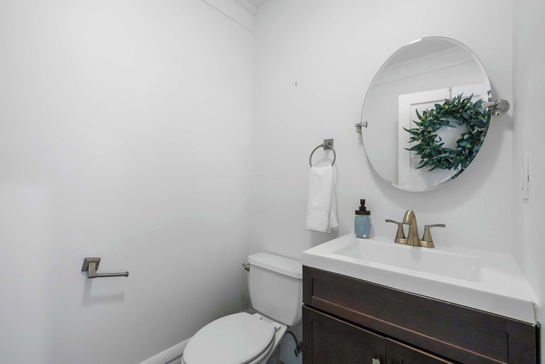 Bathroom 4, Walk to Franklin Park 4BR Sleeps 8, Franklin
