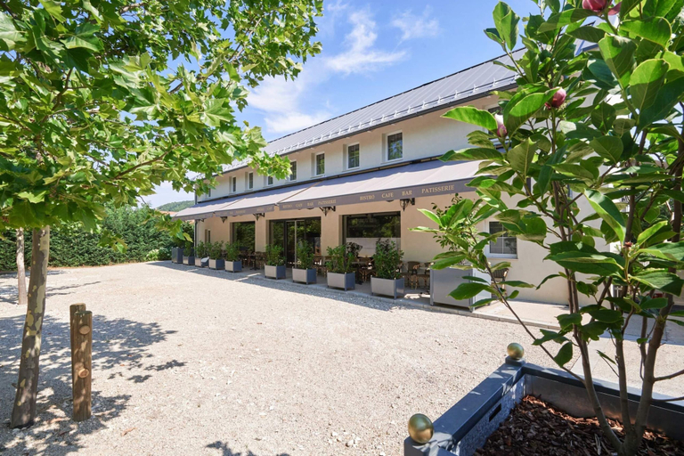 Exterior & Views