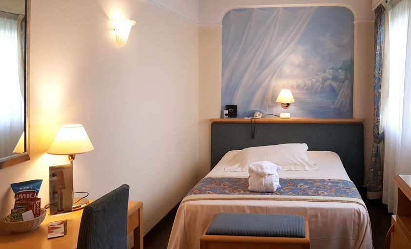 Bedroom 3, HOTEL LUNA RICCIONE E AQUA SPA - ADULTS ONLY, Rimini