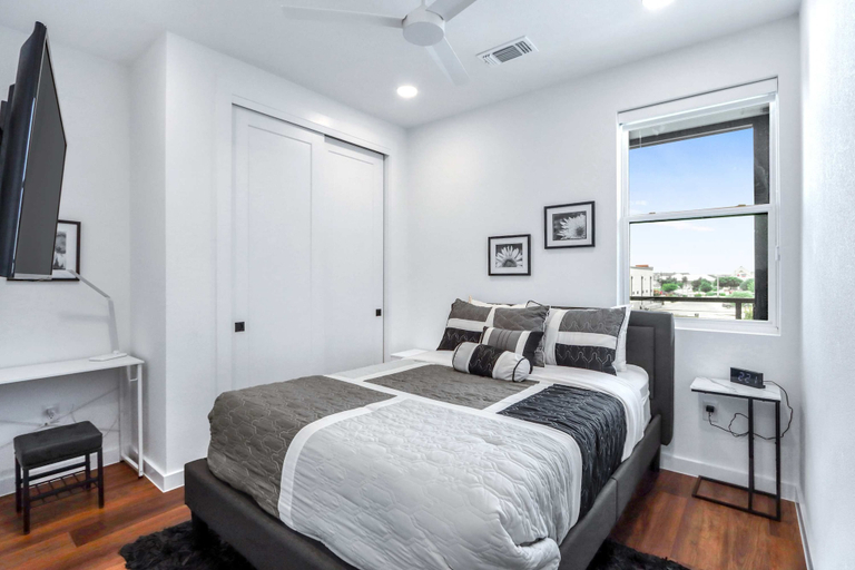 Bedroom, Chic Condo Minutes to Downtown, Gruene, & More, Comal