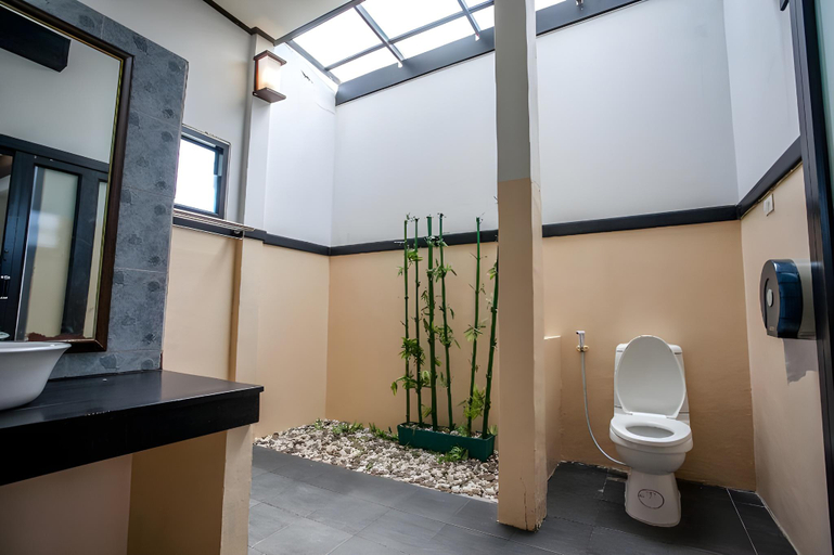 Bathroom 4, Phitarom Phi Phi Resort, Mueang Krabi
