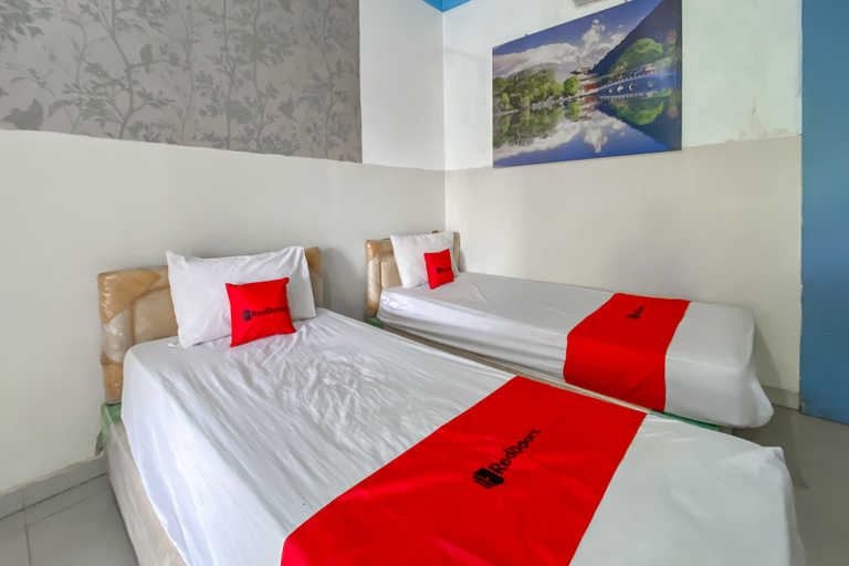 Bedroom 5, RedDoorz @ Hotel Roda Mas 2 near Gor Satria, Banyumas