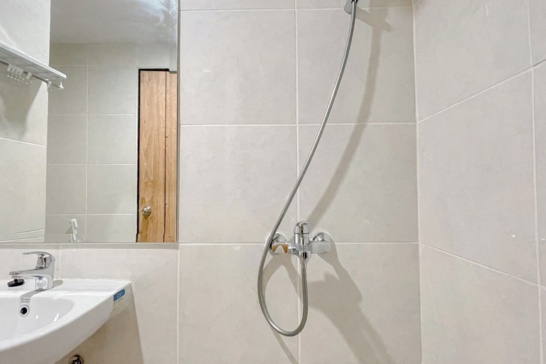 Bathroom 4, Best Studio Apartment Delft Ciputra Makassar, Makassar