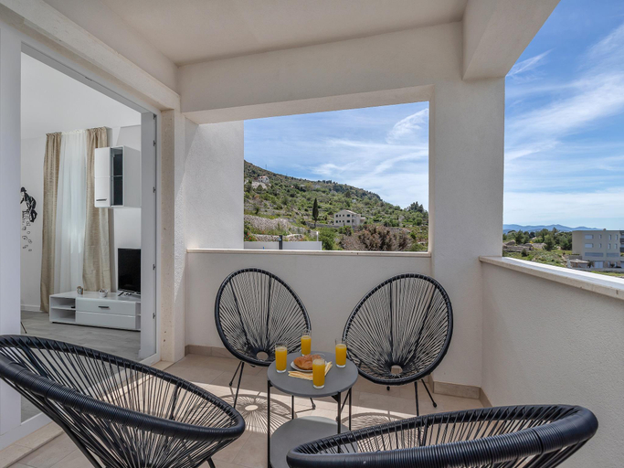 Others 3, Stunning Villa with Pool, Podgora