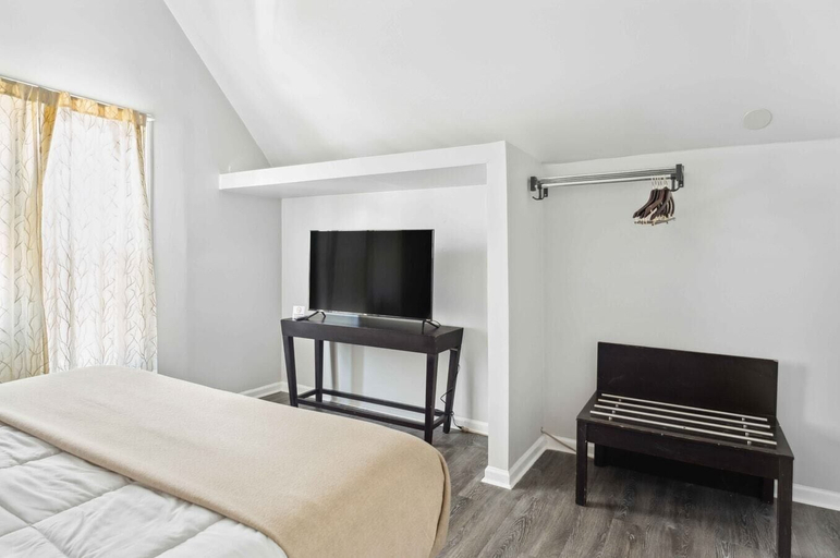 Others 3, Downtown Detroit 2BR King, Wifi, Parking, Wayne
