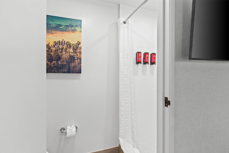 Bathroom 4, SureStay Hotel by Best Western Santa Monica, Los Angeles