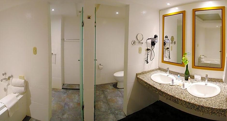 Bathroom 5, Hesperia Isla Margarita, Gómez