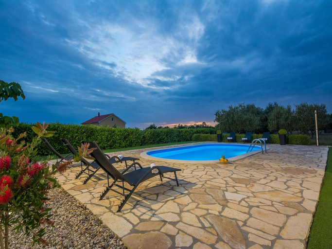 Sport & Beauty 2, Villa in Policnik with Private Pool, Poličnik