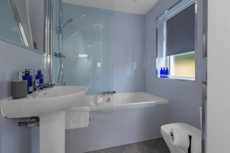Bathroom, Arran Cottage Spacious 4-Bedroom House, North Lanarkshire