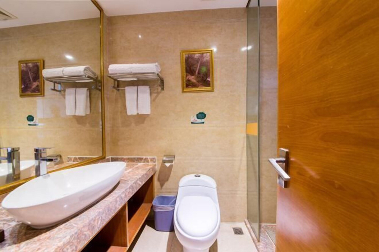 Bathroom 4, Jun Yi Kai Di Hotel (Shenzhen International Convention and Exhibition Center), Shenzhen