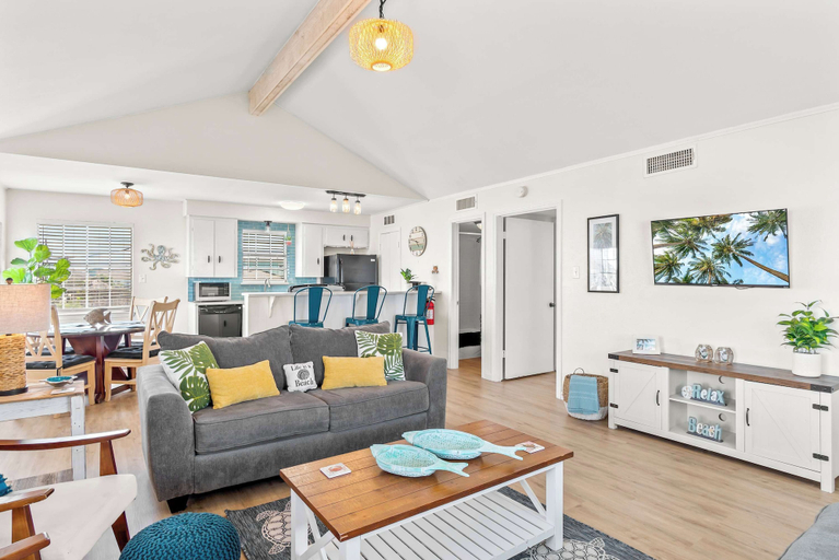 Others 1, Tranquil Turquoise: Pet Friendly, Nueces