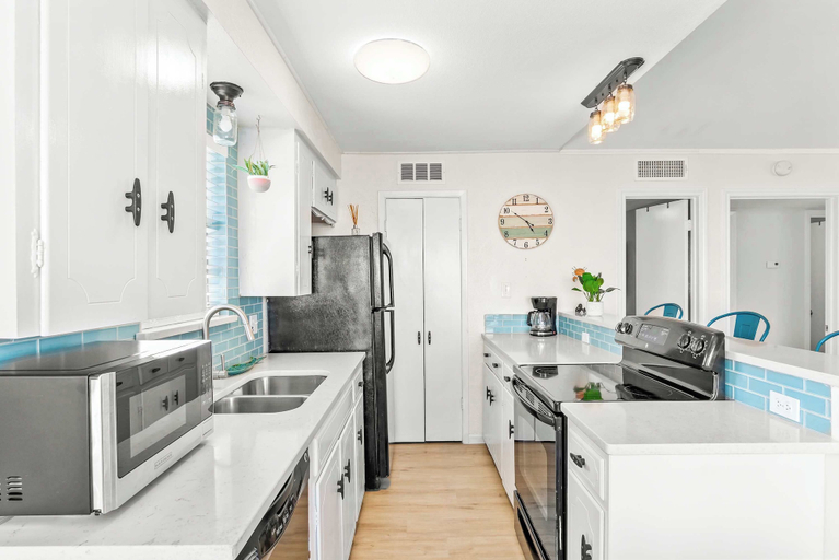 Others 5, Tranquil Turquoise: Pet Friendly, Nueces