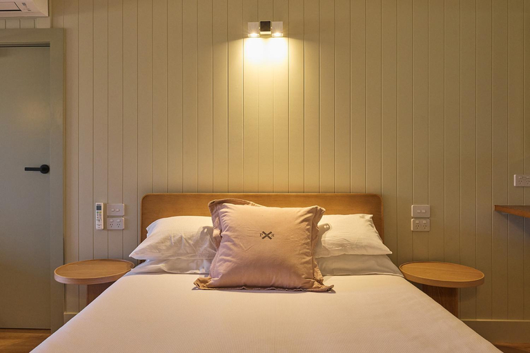 Bedroom 2, Alpine Inn, Tumbarumba
