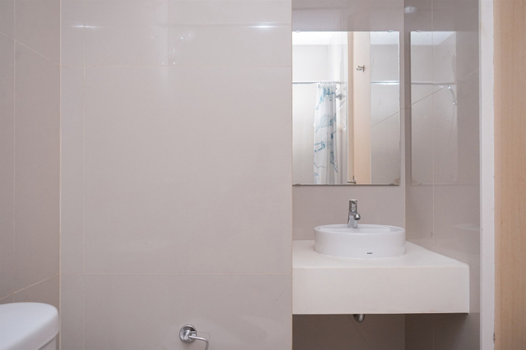 Bathroom 2, Modern And Homey Studio Apartment Tree Park City Bsd, South Tangerang