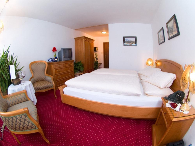 Bedroom 3, Gartenhotel & Weingut Pfeffel Dürnstein, Krems an der Donau Land