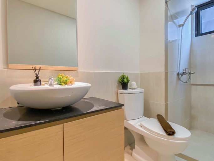 Bathroom 4, Spacious And Cozy 2Br With Extra Room At Meikarta Apartment, Cikarang