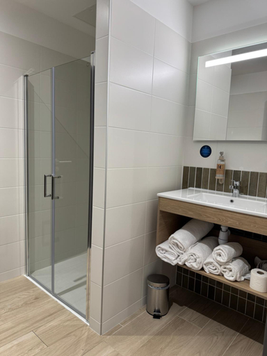 Bathroom 2, Hotel du Commerce-restaurant au Couteau, Haute-Marne