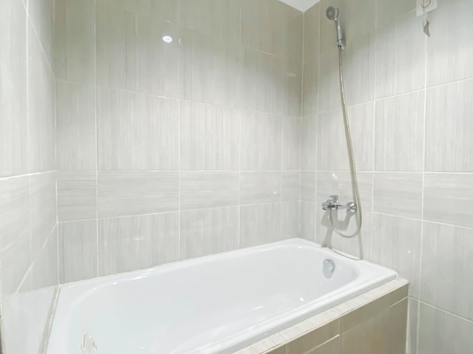 Bathroom 4, Warm And Homey 1Br Apartment Vasanta Innopark, Cikarang