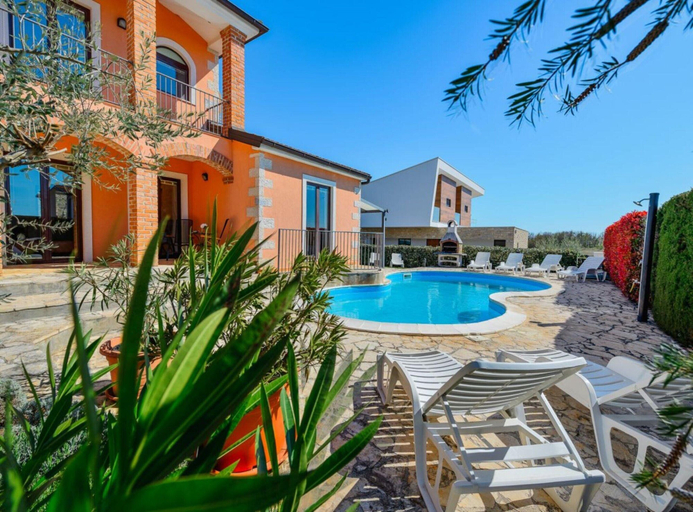 Pool 2, Villa in Visnjan With Private Heated Pool, Višnjan